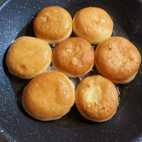 Goreng bomboloni dengan minyak yang banyak dan api sedang cenderung kecil. Goreng hingga kecoklatan, dengan sekali balik. Angkat dan tiriskan.