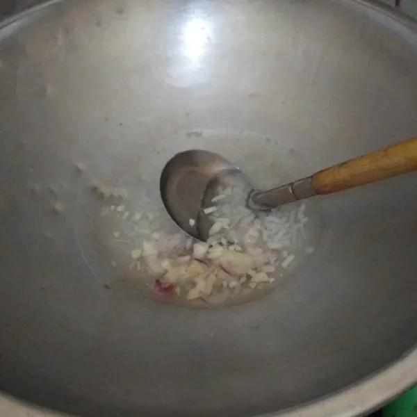 Didihkan air. Tambahkan air bekas rebusan ayam. Masukkan nasi putih. Masukkan pula bawang merah dan bawang putih yang sudah diiris halus.