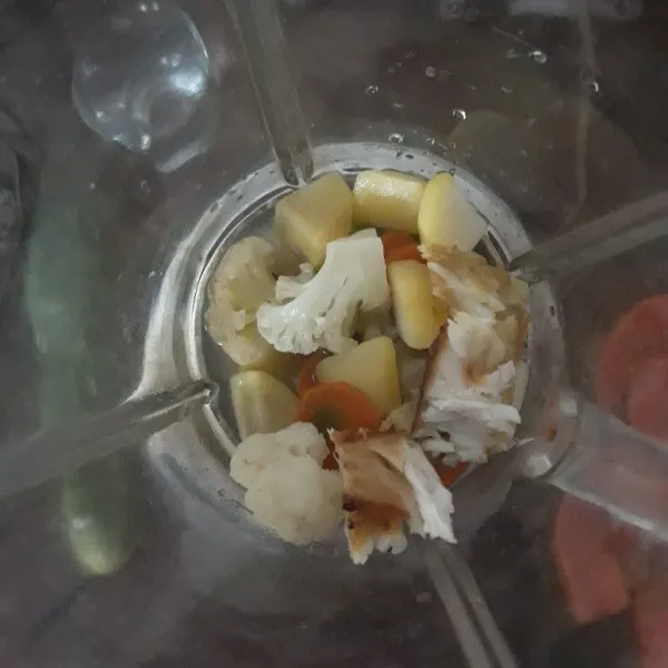 siapkan blender,masukan semua bahan, tambahkan ikan goreng,tambahkan beberapa sendok air kaldu sayur ,blender sampai halus.