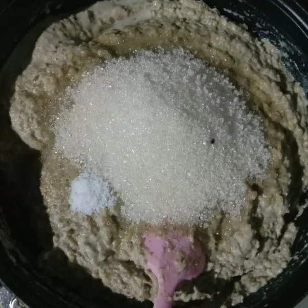 Masak bersama gula, sisa santan dan garam sampai bisa dipulung.