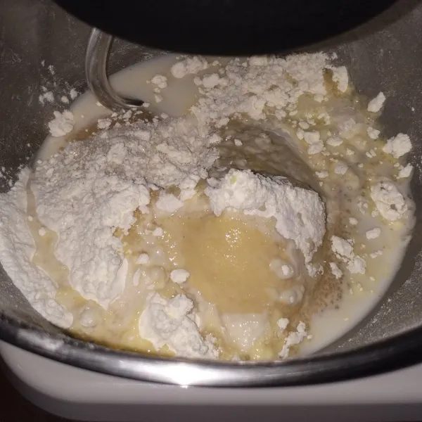 Campur tepung terigu, gula pasir, susu bubuk,ragi instan dan telur. Tuang susu cair dan air es,uleni hingga setengah kalis.