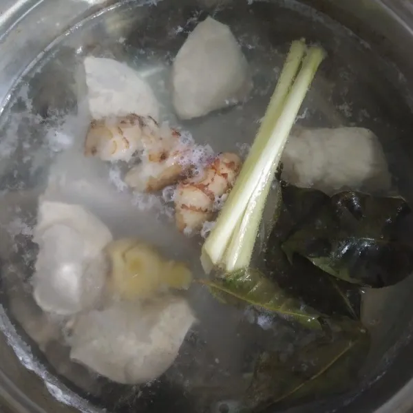 Rebus daging ayam bersama daun salam, serai, jahe, dan lengkus. Setelah mendidih buang busa-busa putih yang mengapung, lalu angkat ayam dan goreng sebentar di minyak panas. Setelah dingin suir-suir ayam dan sisihkan
