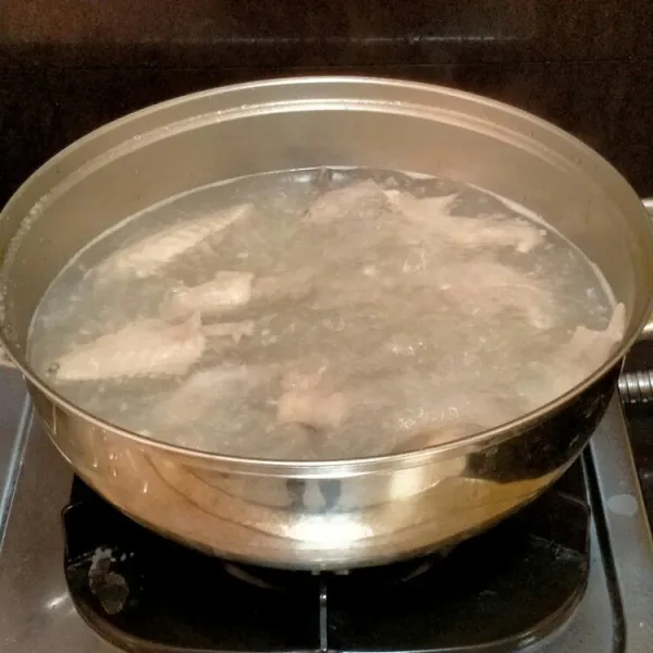Untuk kuah, tumis bawang putih yang sudah dihaluskan. Kemudian tambahkan air, garam, dan tunggu hingga matang.