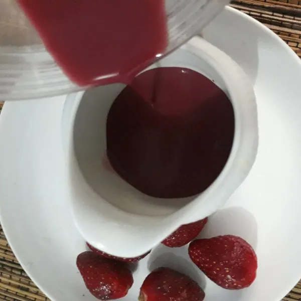 Blender buah strawberri, susu dan gula pasir sampai halus lalu saring.