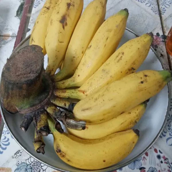 Siapkan 1 sisir pisang.