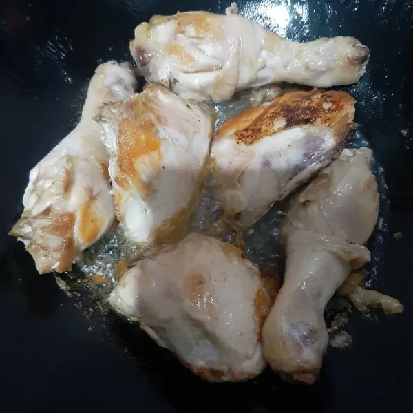 goreng ayam yang sudah dibumbu garam merica hingga kecoklatan.
