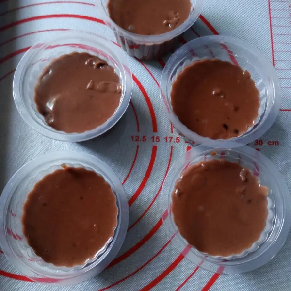 Tuang kewadah puding dan biarkan beku.