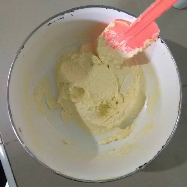 Siapkan wadah. Kemudian mixer mentega hingga cream. Tambahkan gula pasir dan mixer hingga tercampur rata.