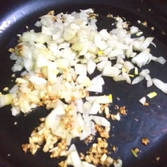 Masukkan bawang bombay. Masak sampai layu.