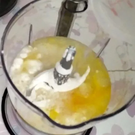 campur semua bahan jadi satu lalu blender atau mixer sampai halus dan merata.