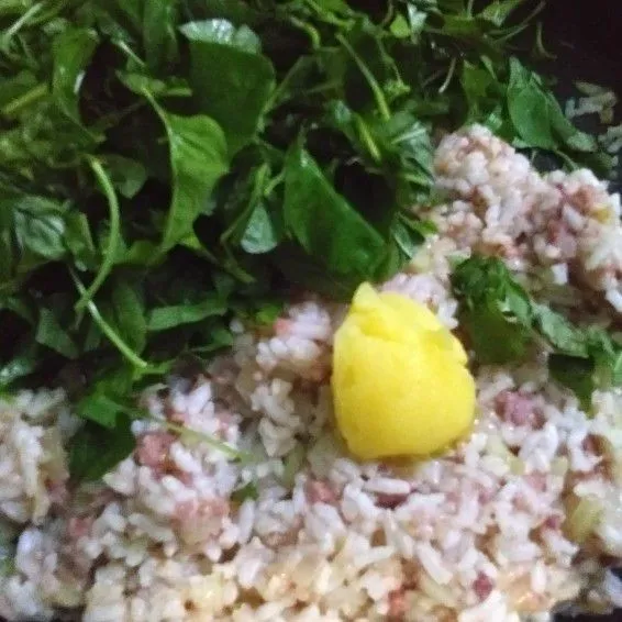 Masukkan bayam dan butter. Masak sampai bayam layu. Angkat dan dinginkan.