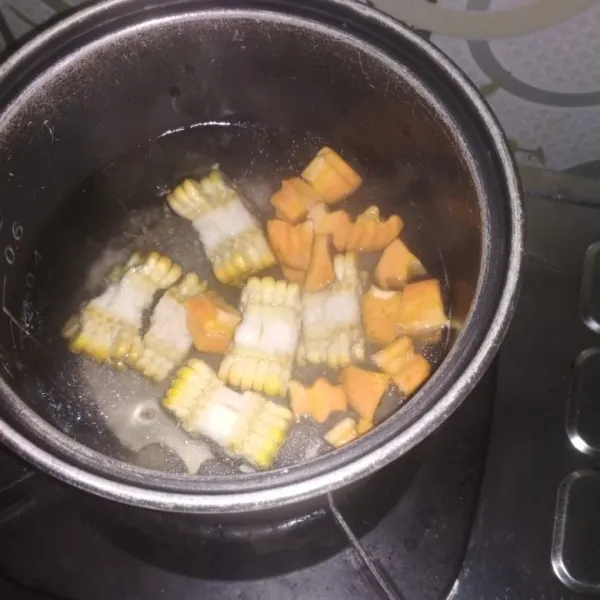 Didihkan air masukan jagung manis dan wortel masak sampai mendidih.