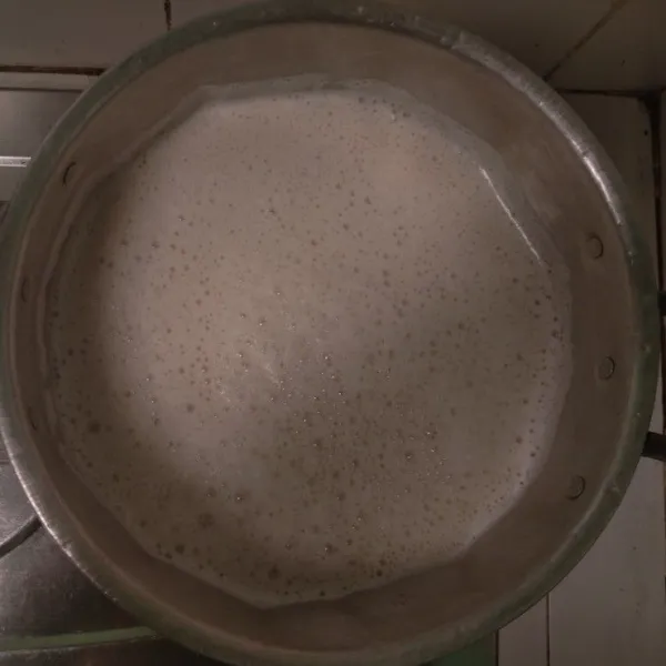Rebus dan tambahkan gula, vanilla bubuk serta garam (Aduk selama perebusan agar susu kedelai tidak menggumpal).