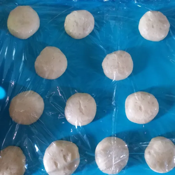 Timbang adonan seberat @40 gr. Bentuk bulat dan diamkan kembali selama 30 menit. Tutup atasnya dengan plastik wrap.