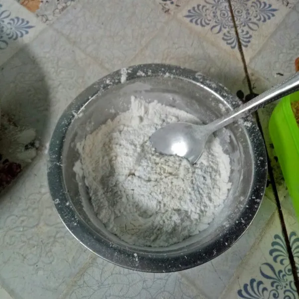 Dalam wadah campurkan tepung beras dengan tepung tapioka. Tambahkan garam, aduk rata.