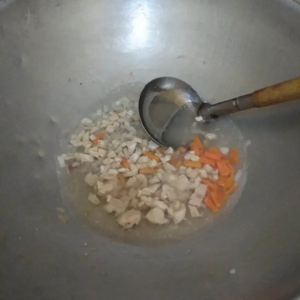 Tambahkan daging ayam rebus, tempe yang sudah dicincang dan wortel parut.