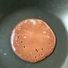 Panaskan teflon dengan api kecil. Tuang adonan secukupnya. Biarkan berpori lalu balikan. Masak hingga kedua belah sisi matang.