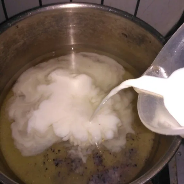 Tambahkan susu. Lalu masak sampai mendidih. Jika dirasa warnanya terlalu pucat, tambahkan setetes pewarna makanan ungu (boleh tidak pakai jika tidak suka).