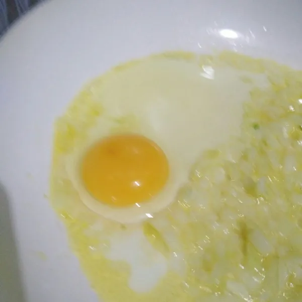 Masukkan 1 butir telur dan aduk rata.