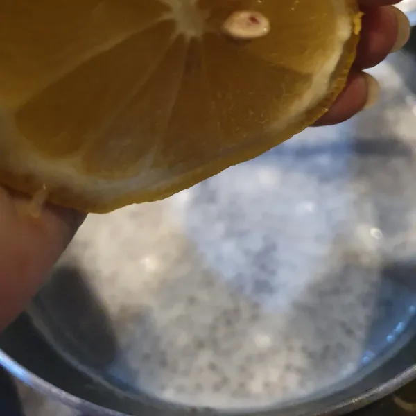 Buat vla lemon. Rendam chia seeds dalam 100ml susu. Aduk hingga tercampur, sisihkan.  Didihkan sisa susu bersama 50 gr gula pasir, aduk. Masukkan larutan maizena. Aduk kembali. Matikan api, masukkan air jeruk lemon dan chia seed.