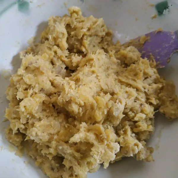 Tambahkan tepung terigu, gula pasir dan garam. Aduk hingga tercampur rata.