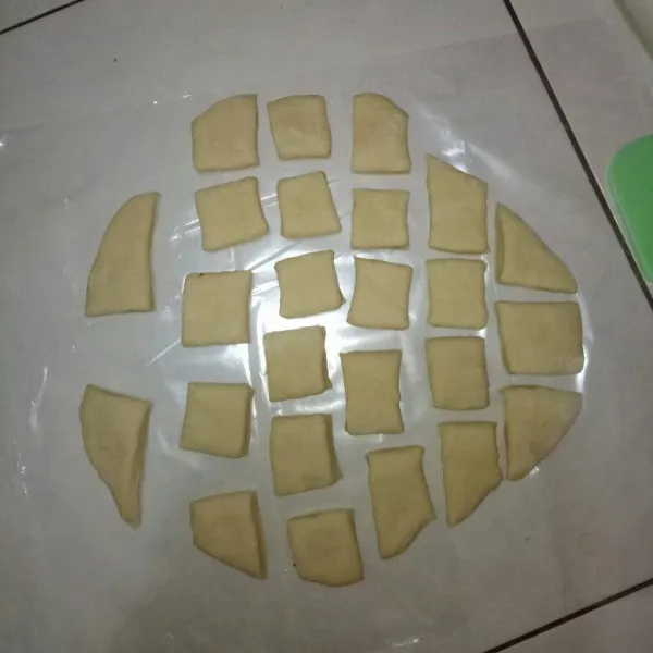 Setelah 30 menit,uleni sebentar lalu pipihkan sampai ketebalan 1 cm.Potong - potong sesuai selera.