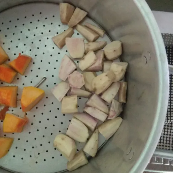 Filling sweet potato : Rebus ubi manis hingga empuk dan matang.