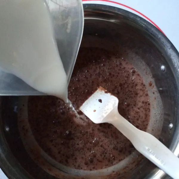 Masukkan semua bahan puding coklat kepanci, aduk rata.