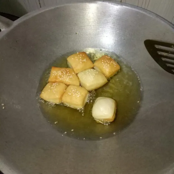 Siapkan pan dan panaskan minyak.Goreng odading dengan api kecil sampai berwarna kecoklatan.Angkat,tiriskan dan sajikan untuk camilan.