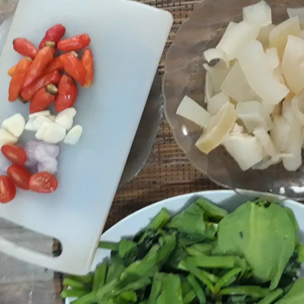 Siapkan bahan-bahan.