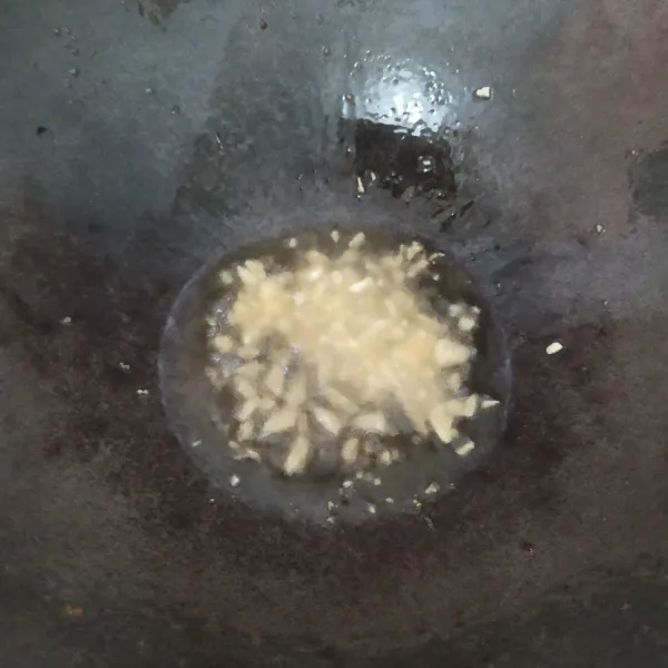Panaskan minyak, tumis bawang putih sampai harum.