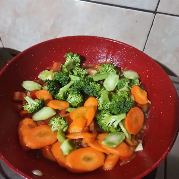 Masukkan brokoli, wortel dan tomat. Tunggu hingga layu, lalu tambahkan saus tiram dan maizena yang sudah dilarutkan. Aduk rata. Koreksi rasa. Angkat dan sajikan.