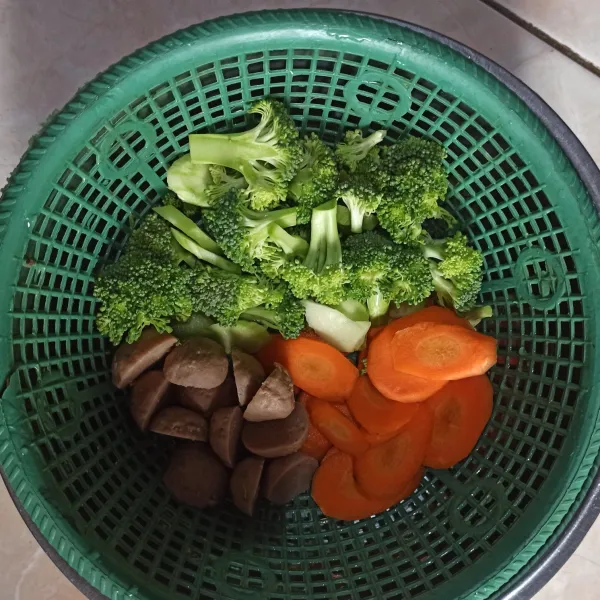 Potong dan cuci bersih brokoli, wortel dan bakso.