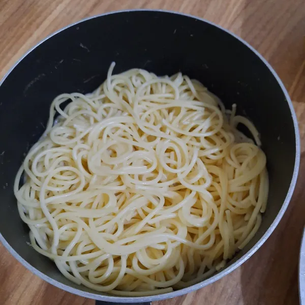 Pasta : didihkan air, masukkan pasta spaghetti, beri garam dan minyak, aduk rata. Masak sampai al dente. Tiriskan, lalu sisihkan.