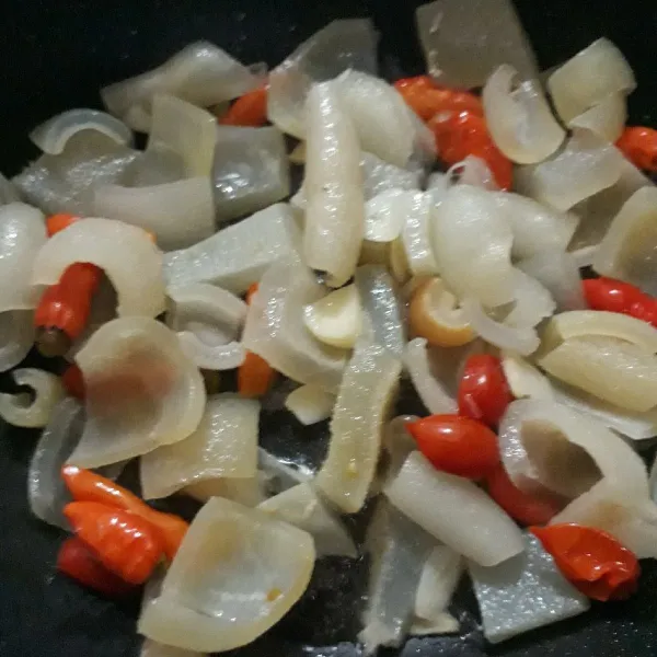 Masukkan kikil yang sudah direbus dulu sebelumnya. Tuang air sedikit.