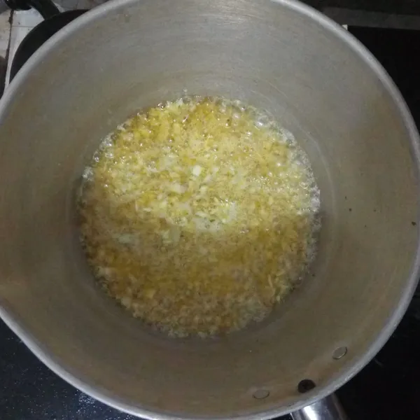 Cara membuat saus garlic: panaskan margarin, tumis bawang putih hingga harum, lalu matikan api.