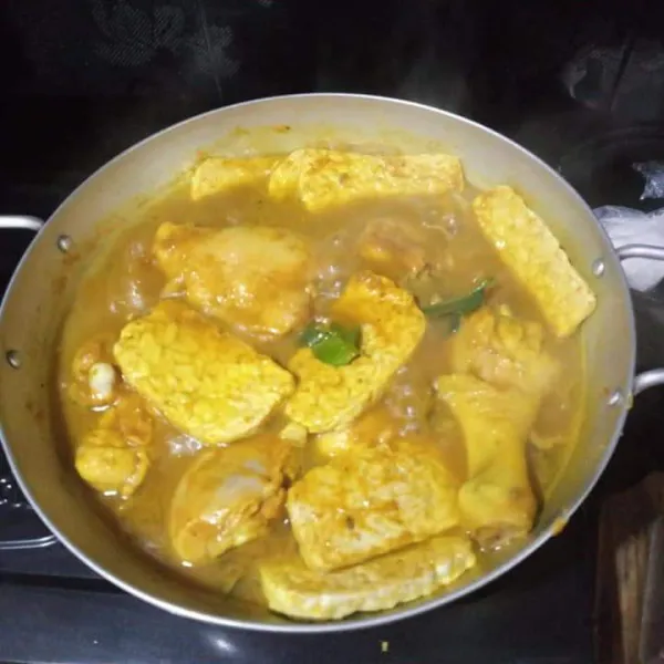 Cuci ayam, lalu masukkan ke dalam panci bersama semua bahan bumbu ayam juga tempe, masak dan ungkep sampai empuk dan air susut.