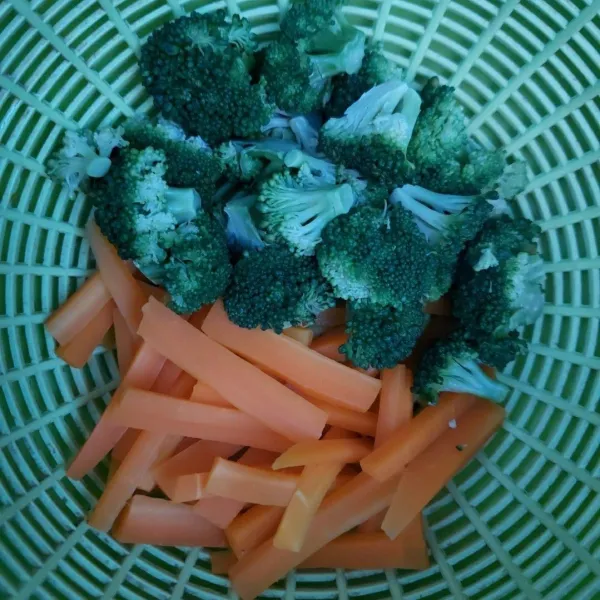 Rebus brokoli dan wortel, lalu tiriskan.