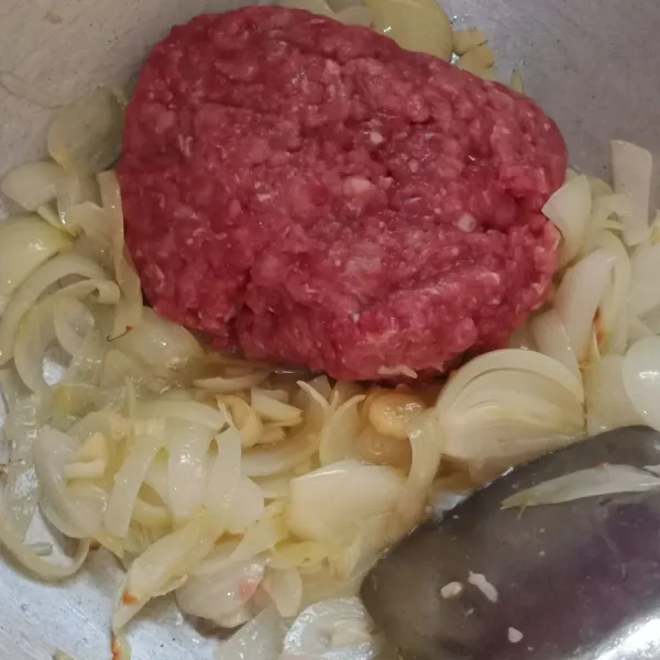 Masukkan daging giling tumis hingga daging berubah warna.