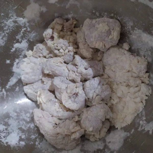 Aduk-aduk sampai ayam terbalut tepung.