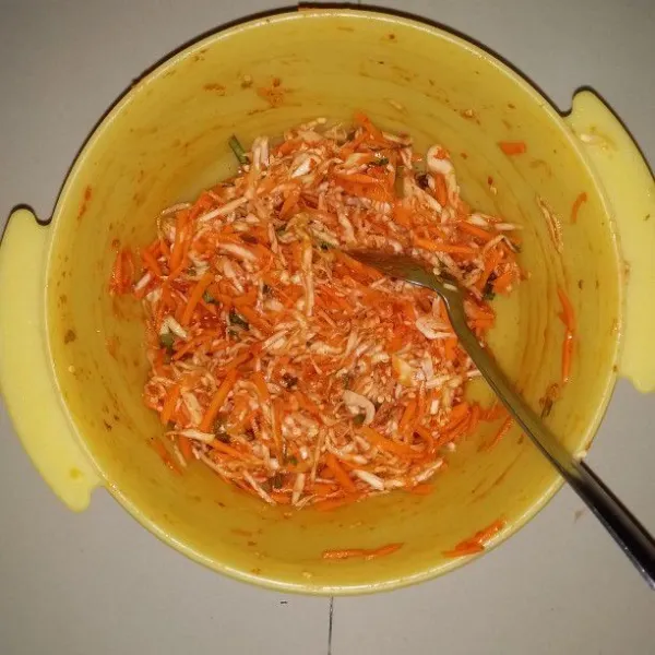 Masukkan ke dalam wadah sayuran, garam, kaldu bubuk, cabe bubuk dan cabe giling. Aduk hingga semua bahan tercampur rata sambil diremas-remas. Gunakan sarung tangan.