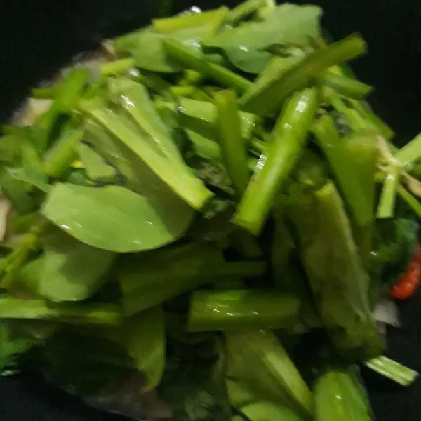 Masukan daun genjer lalu tambahkan garam dan gula merah secukupnya.