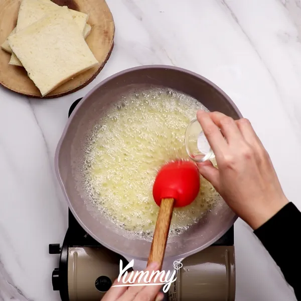Masukkan mentega tawar, aduk rata hingga larut. Tambahkan baking powder dan garam, aduk rata.