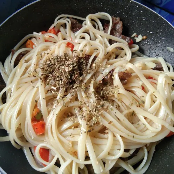 Tambahkan oregano, aduk sebentar matikan kompor.
