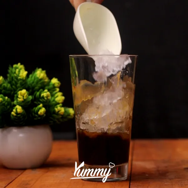 Beri saus salted caramel pada dinding gelas, lalu, beri es batu hingga ¾ gelas.