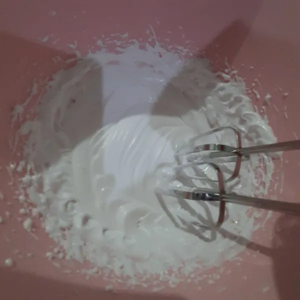 Kocok whip cream sampai kental.