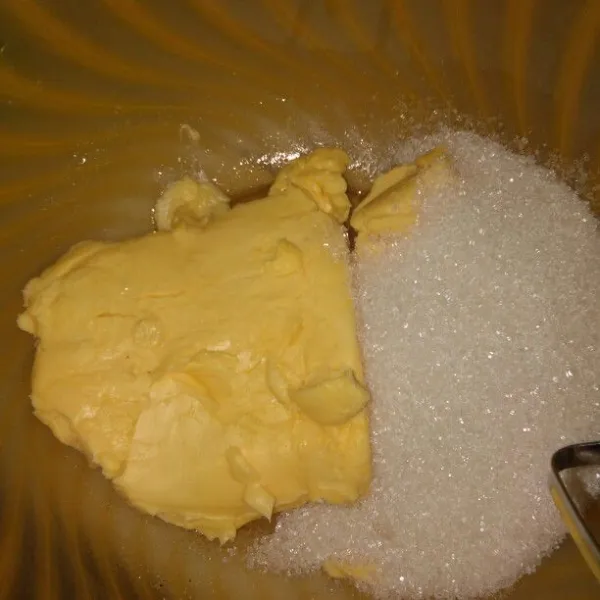 Dalam wadah mix margarin dan gula pasir