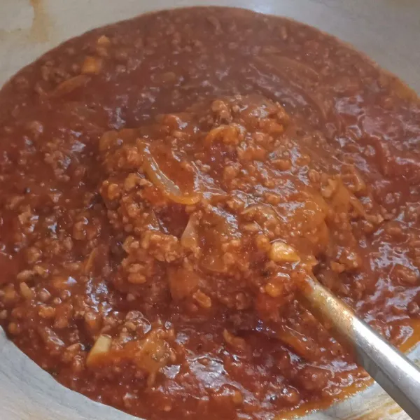 Masak hingga air menyusut matikan api dinginkan saos bolognese.