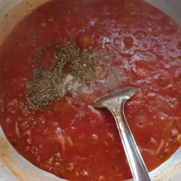 Tambahkan tomat yang telah diblender masak hingga mendidih. Tambahkan oregano, garam, dan lada bubuk. Aduk rata dan tes rasa.
