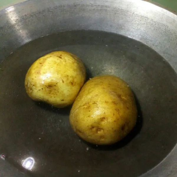 Rebus kentang selama 5 menit, terhitung sejak air mendidih. Matikan kompor, tutup panci wadah kentang, diamkan selama 30 menit. Lalu rebus kembali selama 7 menit.